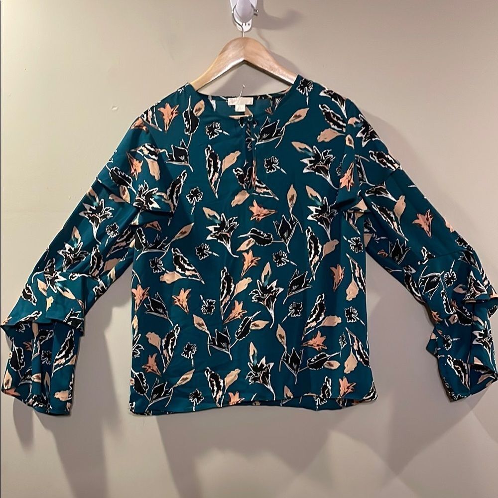 Finn & Grace Ruffled Sleeve Blouse